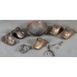 Fünf Steigbügel, drei Sporen und eine runde Schale. Südamerika 19./20. Jh. Bronze / Kupfer. (
