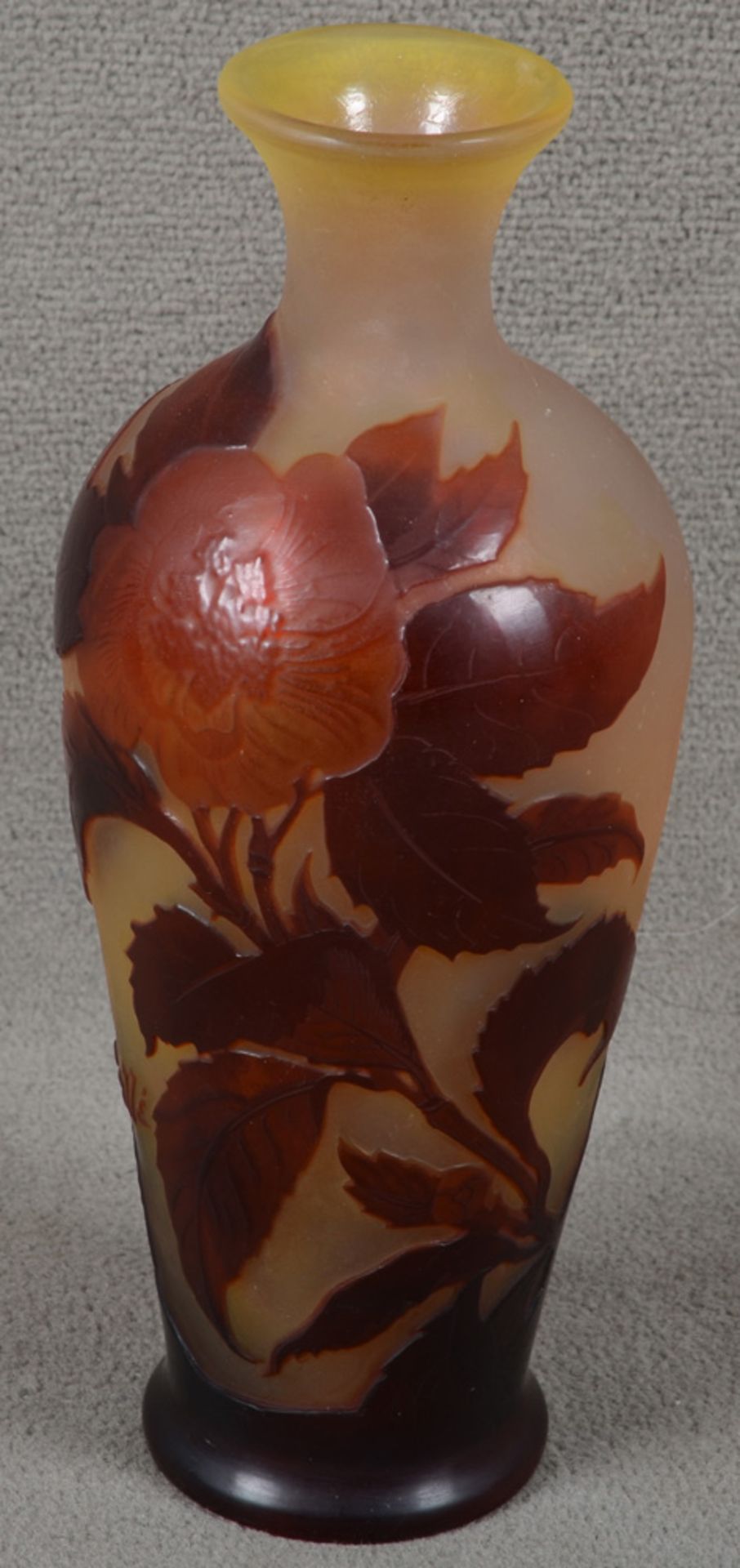 Jugendstil-Vase. Émile Gallé, Nancy um 1900. Farbloses Glas, farbig überfangen, geschnitten mit