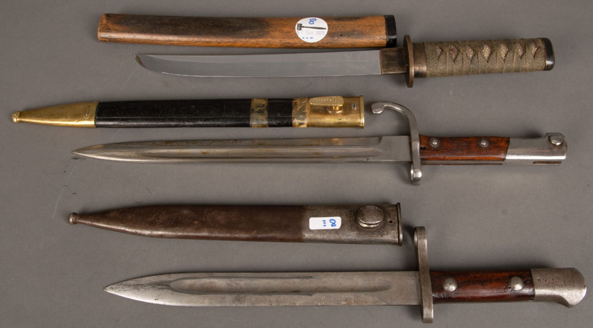 Zwei Bajonette und ein Samurai-Dolch. Deutsch bzw. Japan 20. Jh., L=42,5 bis 45,5 cm.