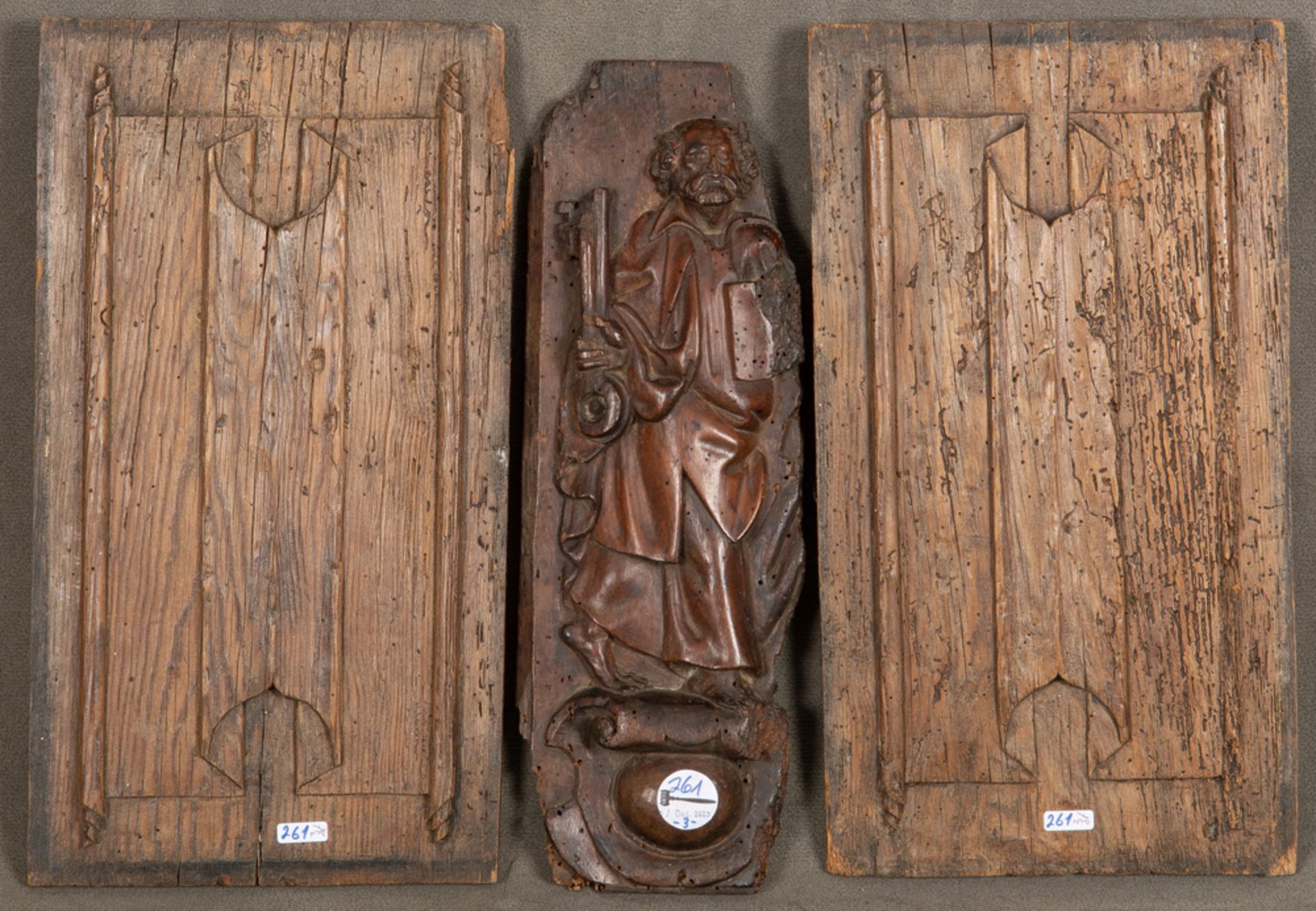 Zwei Füllungen mit gotischem Faltwerk, deutsch 15. Jh., und ein Relief mit dem hl. Paulus, deutsch