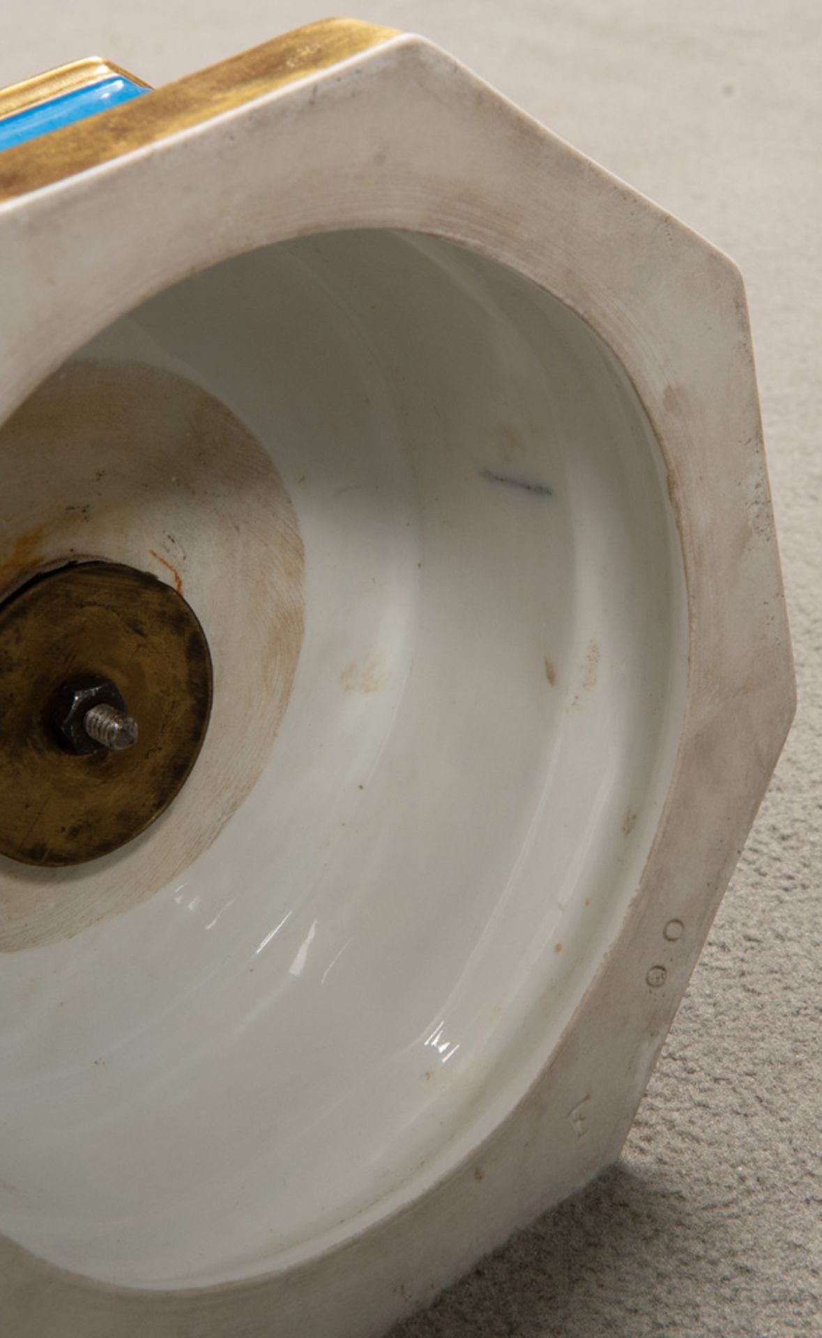 Urbino-Vase auf Sockel. Berlin 19. Jh. Porzellan, mit türkisblauem Fond, Goldrändern und - Bild 5 aus 5