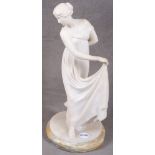 Bildhauer des 20. Jhs. Tanzende Frau in knöchellangem Kleid. Alabaster, verso bez. „CHI“, montiert