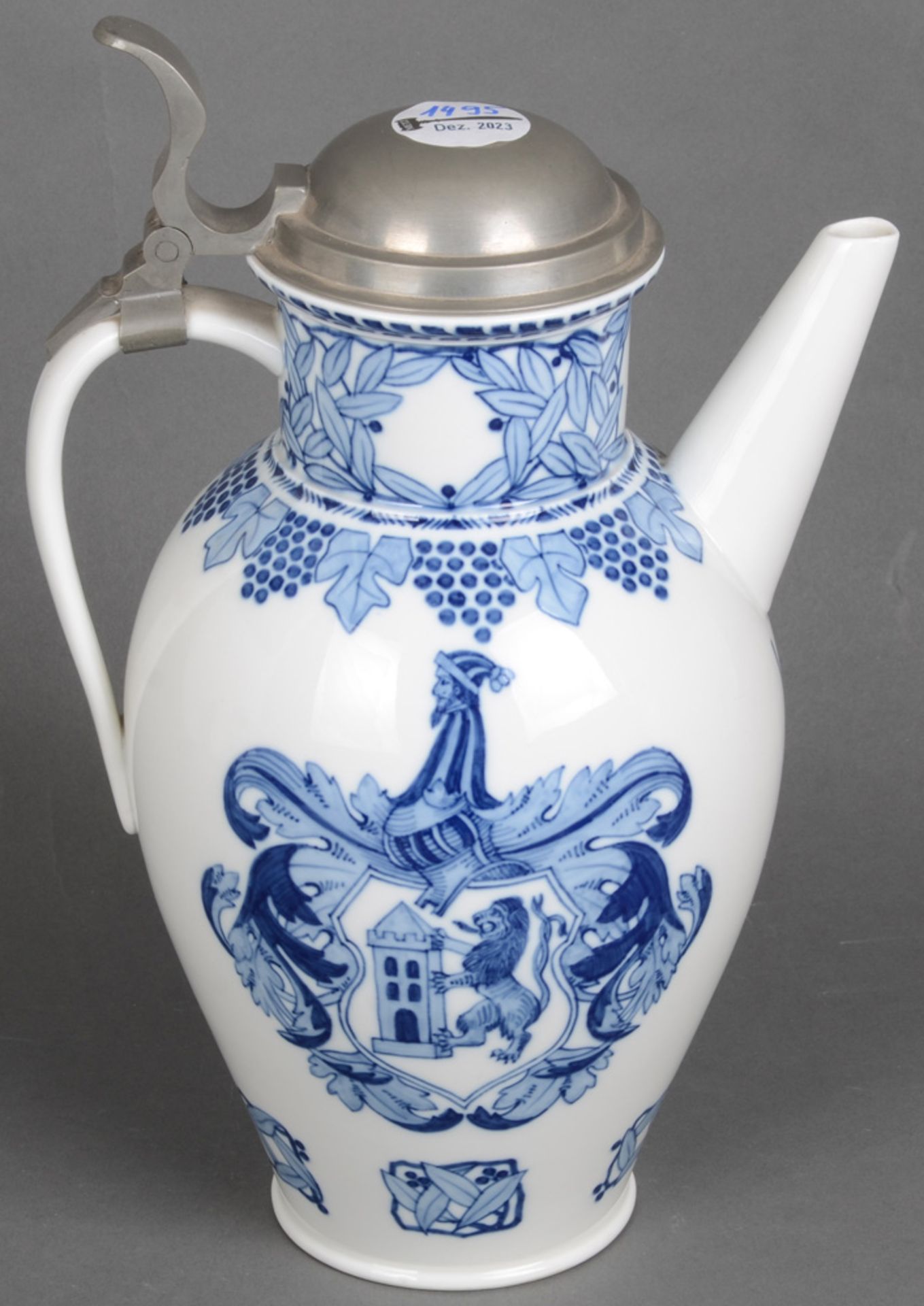 Tüllenkanne. Meissen 1910. Porzellan, unterglasurblau bemalt mit Wappen und Datierung. Am Boden - Bild 2 aus 3