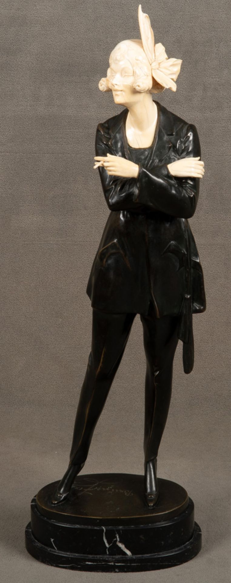 Bruno Zach (1891-1945). Stehende Frau mit Zigarette. Bronze, mit Elfenbeinschnitzereien, auf der