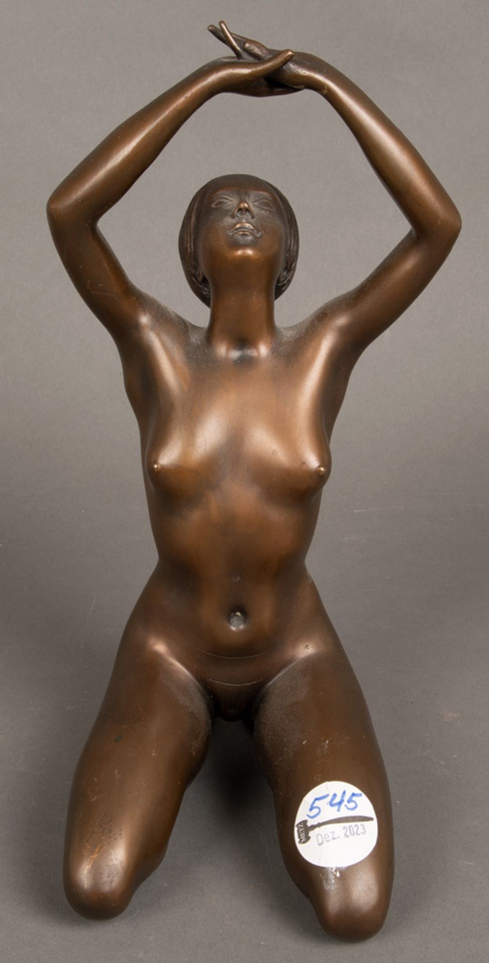 Arno Breker (1900-1991). "Verliebtes Mädchen". Bronze, seitl. am