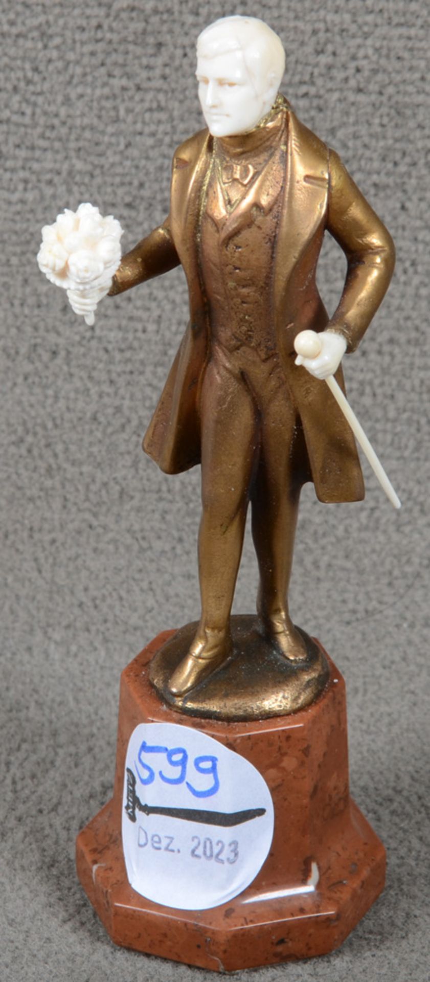 Ferdinand Preiss (1882-1943). Stehender Kavalier mit Gehstock und Blumenstrauß. Bronze, mit