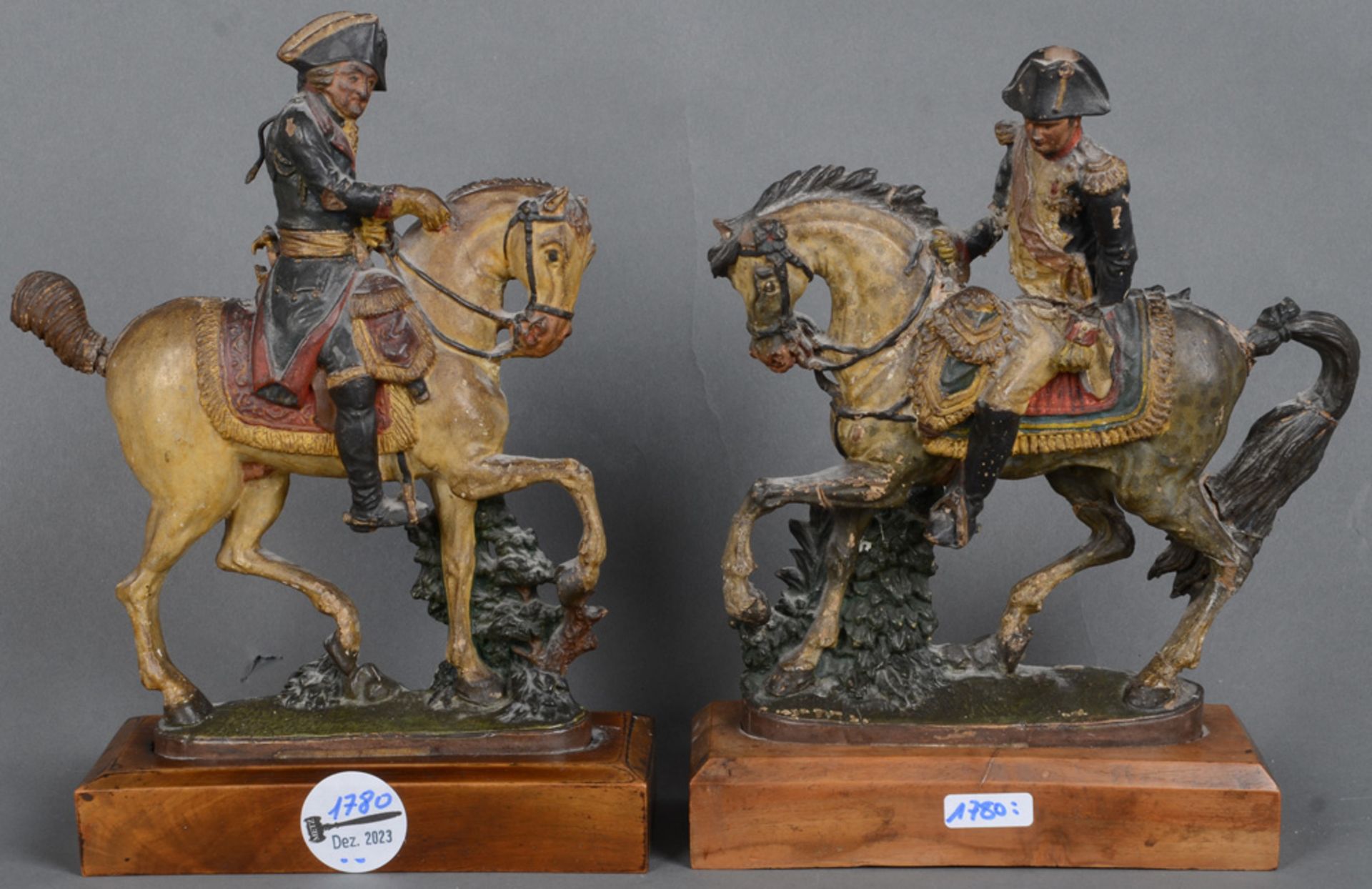 Zwei Figuren „Napoleon zu Pferd“. Frankreich 19. Jh. Ton, modelliert und farbig bemalt, montiert auf