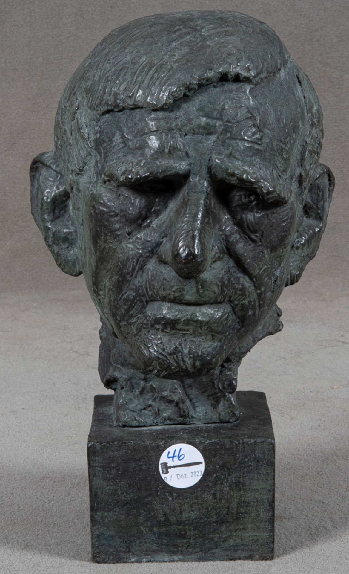 Wieland Förster (*1930). Porträtkopf des Dichters Jan Skácel (1922-1989). Bronze, auf