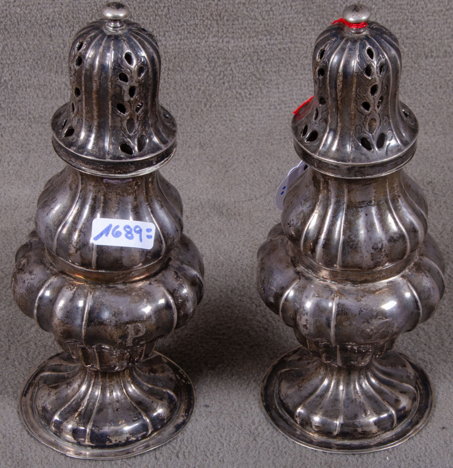 Paar hohe Barock-Streuer. Italien 18. Jh. Silber, ca. 518 g, H=19,5 cm. Non-binding estimate: €