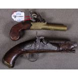 Zwei Steinschlosspistolen mit Nussbaumschaft und Bronze- bzw. Eisenlauf, eine bez. „T. Barnett