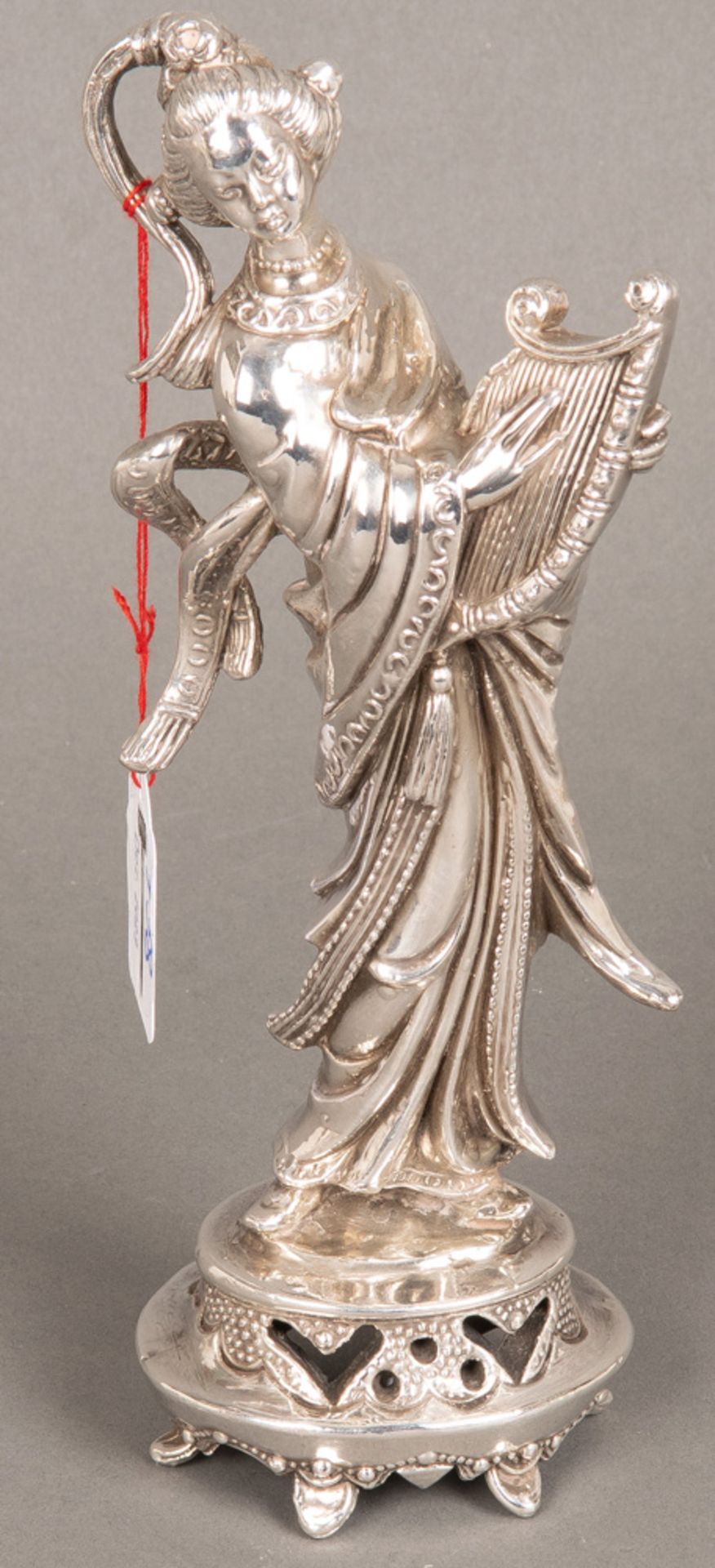 Stehende Geisha mit Lyra. Wohl England um 1900. 925er Sterlingsilber, ca. 190 g, H=21 cm.