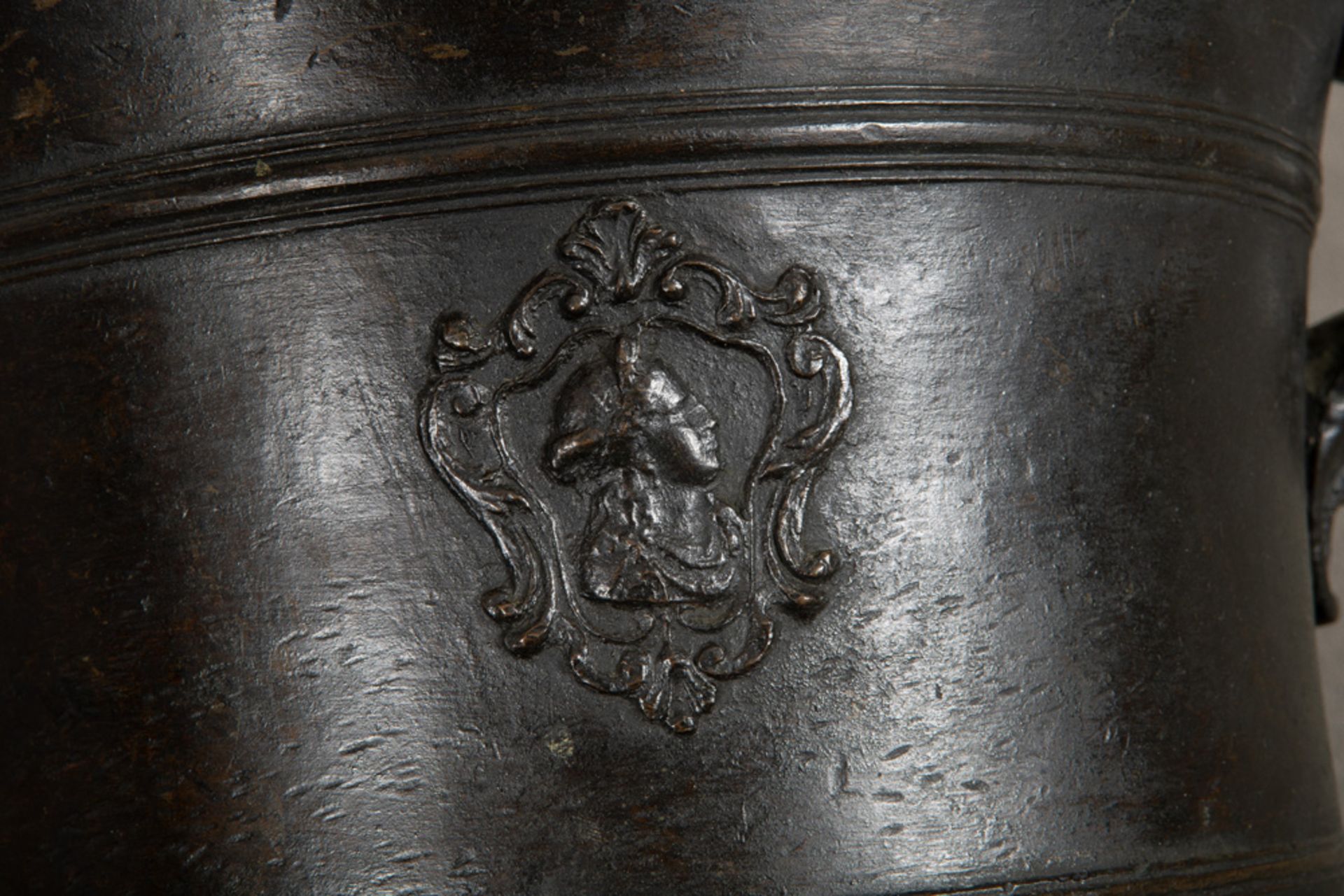 Mörser. Italien 16. Jh. Bronze, ca. 74,5 kg, in profilierter, konischer Form, sich nach unten - Image 3 of 4