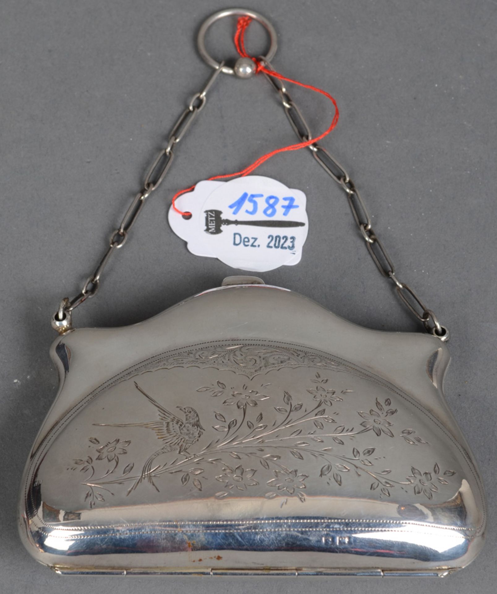 Abendtasche an Kette. London um 1900. 925er Sterlingsilber, ca. 113 g, H=9 cm, B=12 cm, T=3 cm.