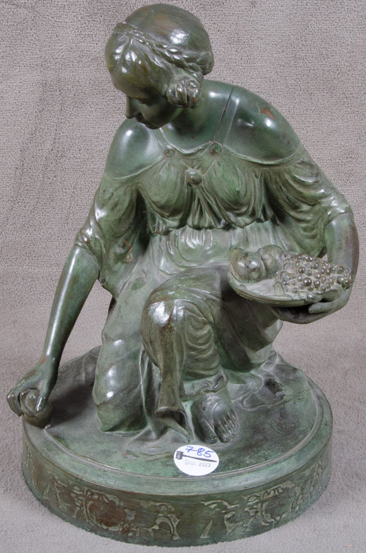Reinhold Boeltzig (1863-1939). „Die Fruchtsammlerin“. Bronze, grün patiniert, verso sign., mit