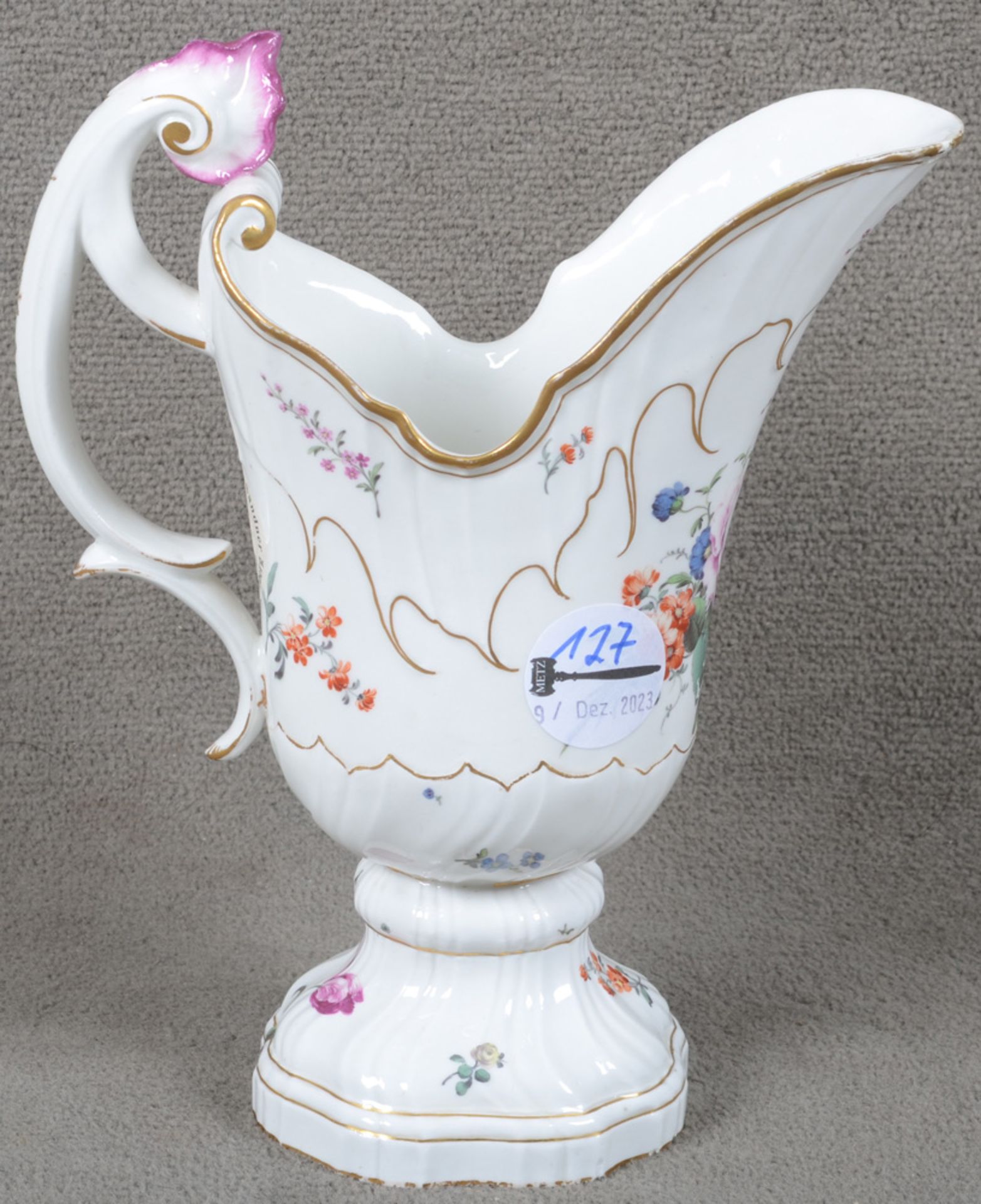 Helmkanne. Höchst um 1765. Porzellan, bunt bemalt mit Floraldekor, Goldrand. Am Boden purpurne - Image 2 of 3