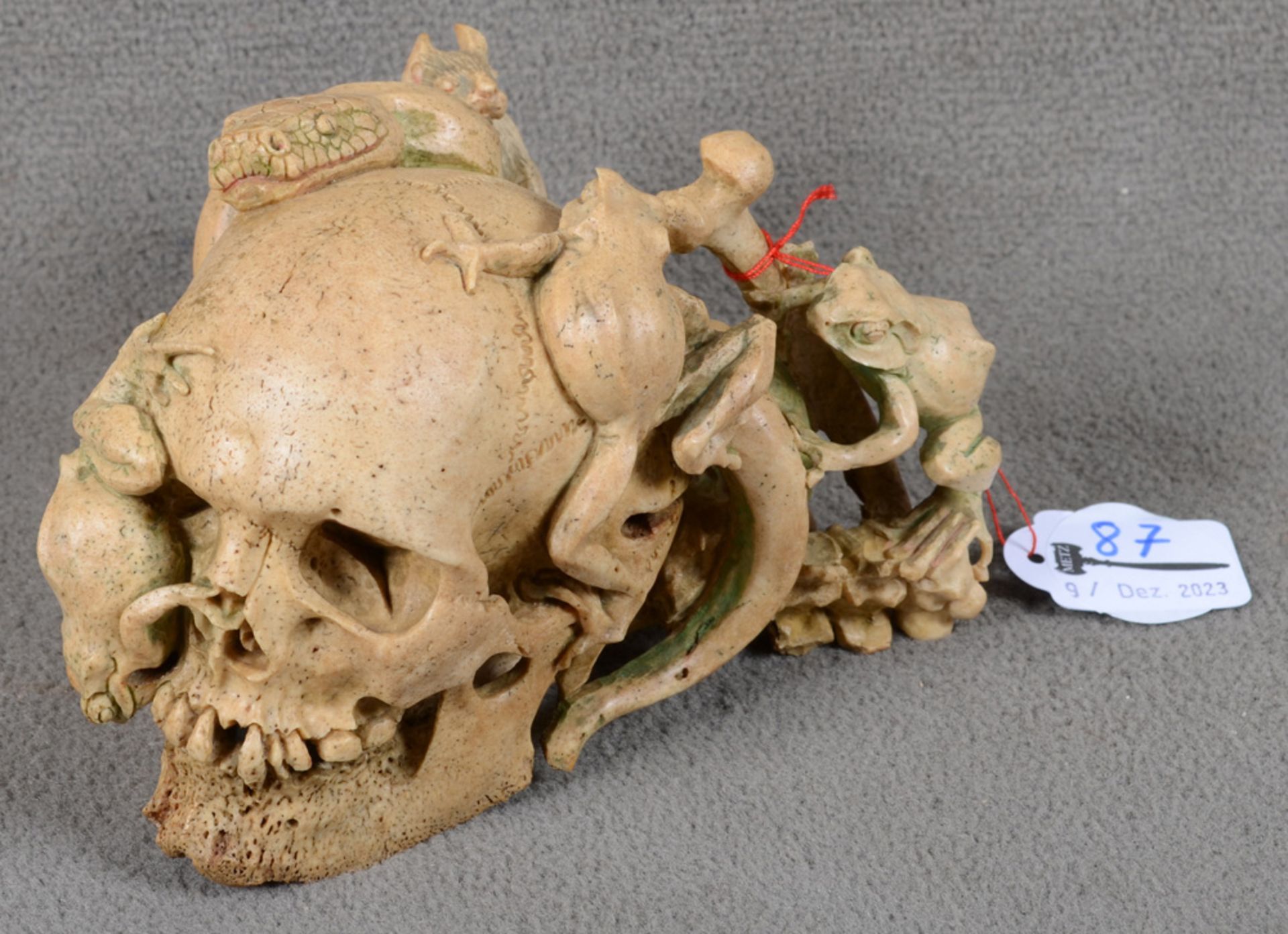 Totenkopf, wohl deutsch. Wohl Knochen, geschnitzt mit Schlange, Fröschen und Ratten, H=9,6 cm. Non-