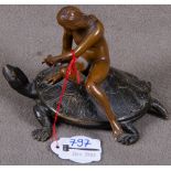 Deckeldose in Form einer Schildkröte mit Reiterin. Wohl Wien um 1900. Bronze, innen poliert, H=10,