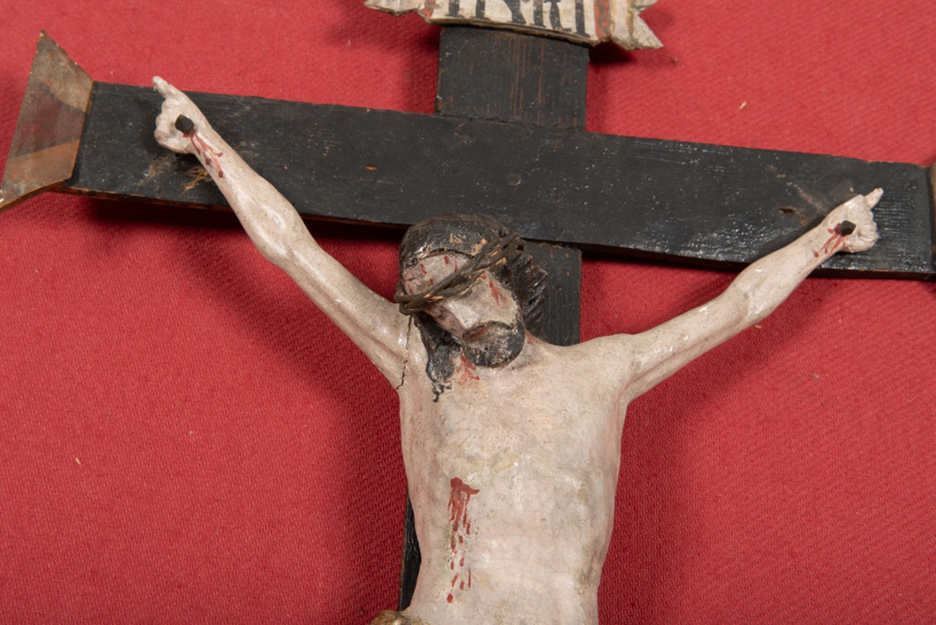 Kreuzigungsgruppe. Süddeutsch 18. Jh. Massivholz, geschnitzt, auf Kreidegrund in alter Fassung - Image 2 of 7