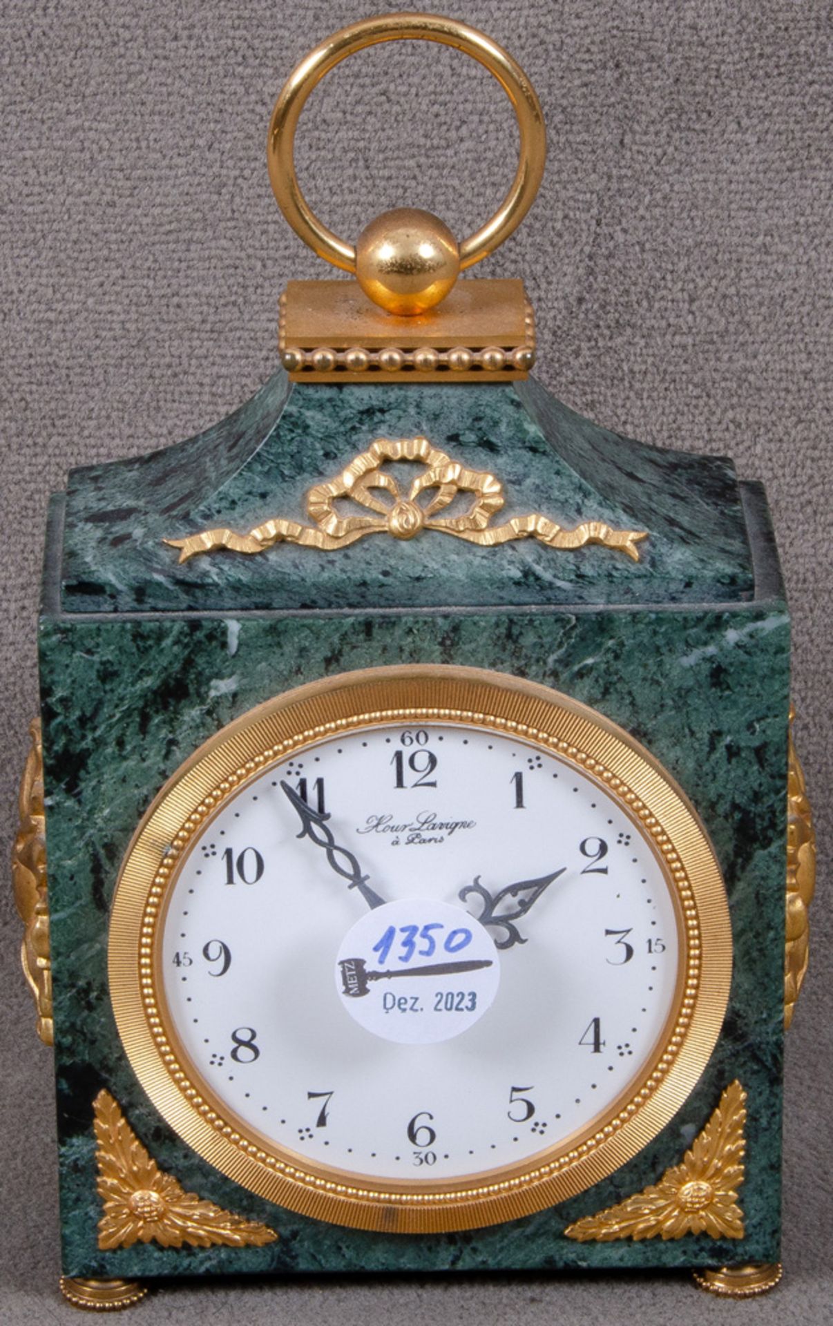 Wecker. Paris, „Hour Lavigne“ 20. Jh. Marmorgehäuse, mit Bronzeapplikationen, H=25 cm, B=14 cm, T=