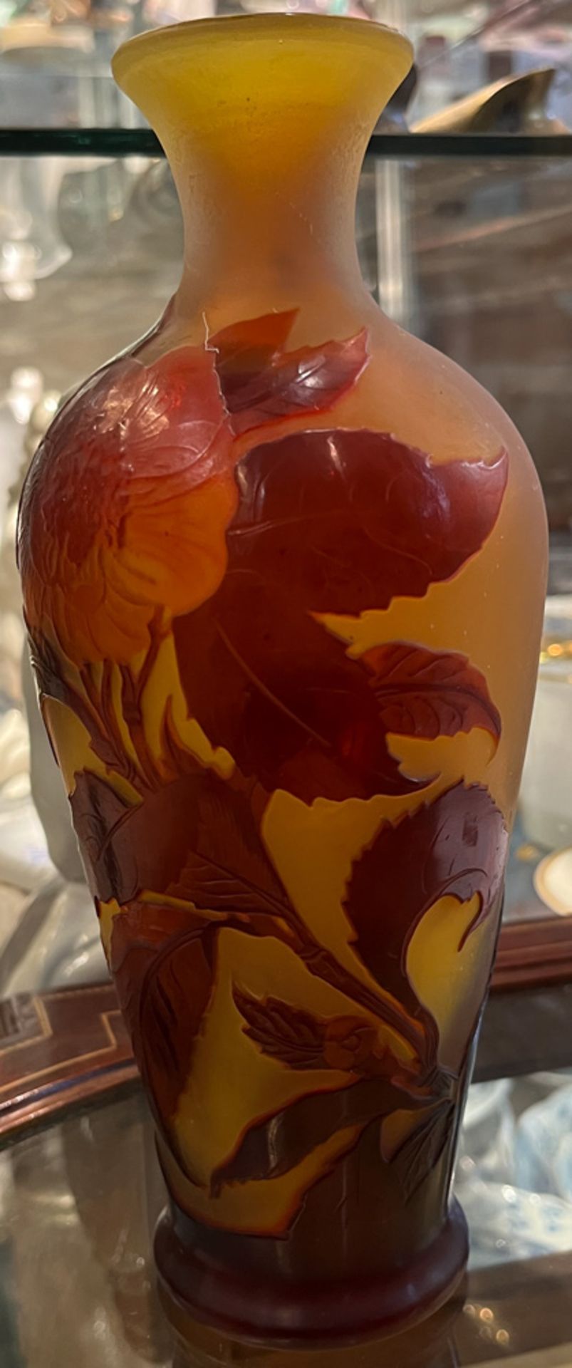 Jugendstil-Vase. Émile Gallé, Nancy um 1900. Farbloses Glas, farbig überfangen, geschnitten mit - Image 5 of 8