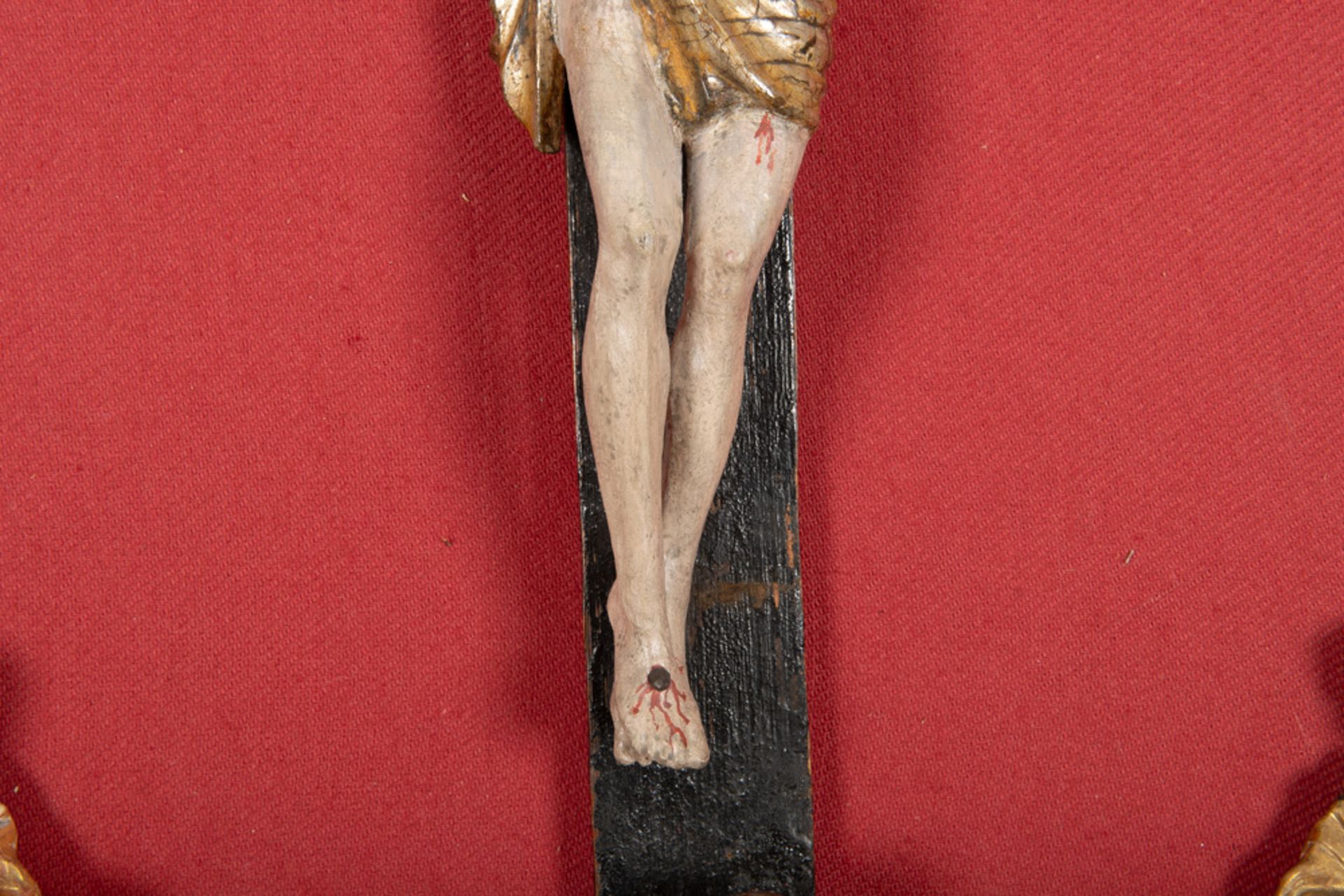Kreuzigungsgruppe. Süddeutsch 18. Jh. Massivholz, geschnitzt, auf Kreidegrund in alter Fassung - Image 3 of 7