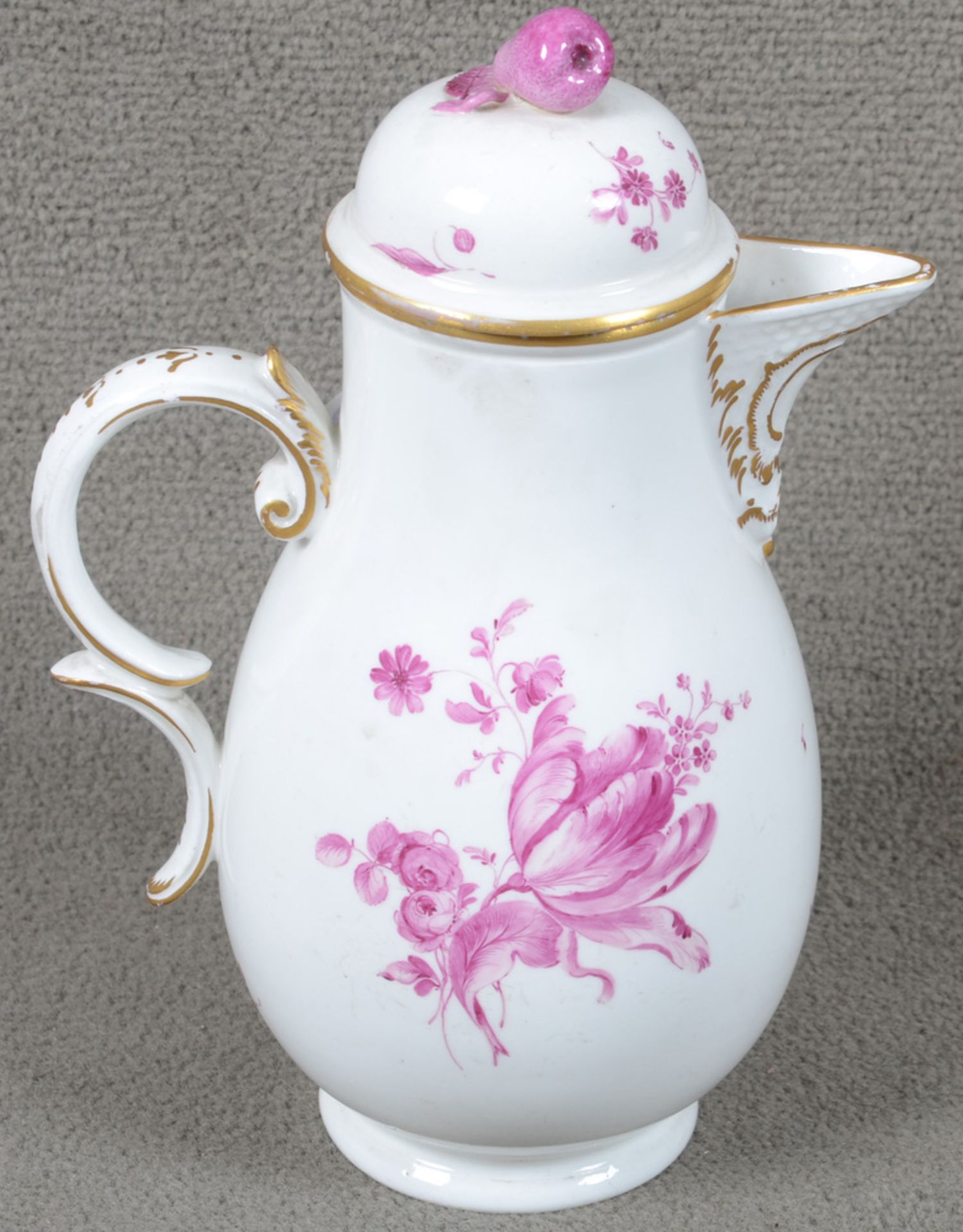 Kanne. Höchst 1760. Porzellan, purpur floral bemalt, am Boden purpurne Radmarke, H=18,5 cm. - Image 2 of 3
