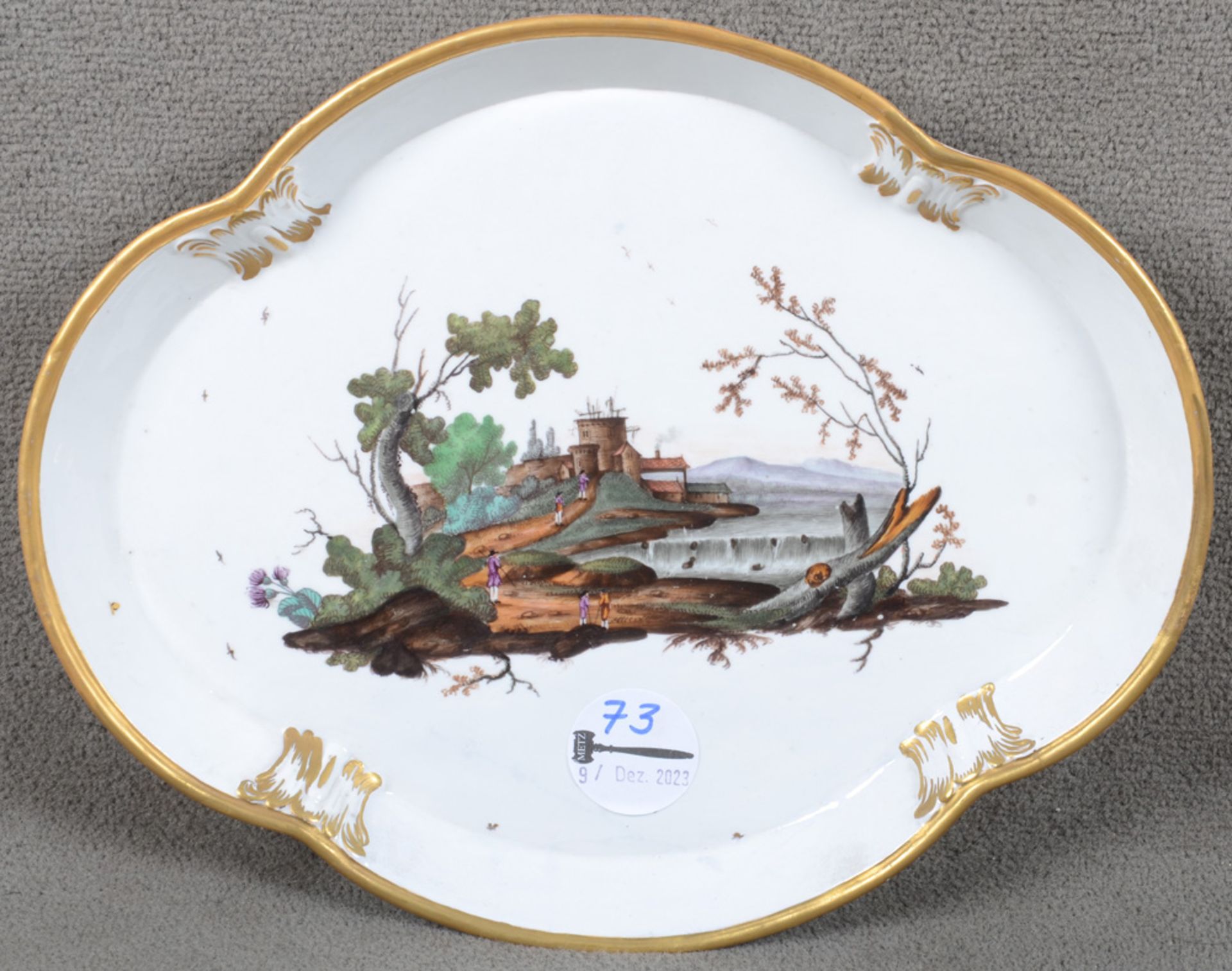 Ovale Platte. Höchst um 1765. Porzellan, bunt bemalt mit Landschaft. Verso unterglasurblaue