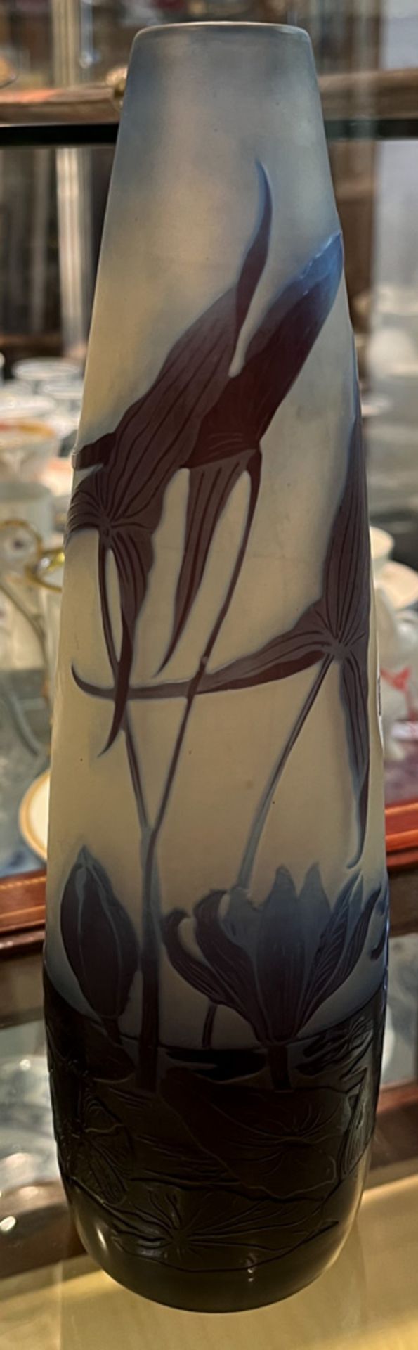 Jugendstil-Vase. Nancy, Émile Gallé um 1900. Farbloses Glas, farbig überfangen, geschnitten mit - Image 6 of 8