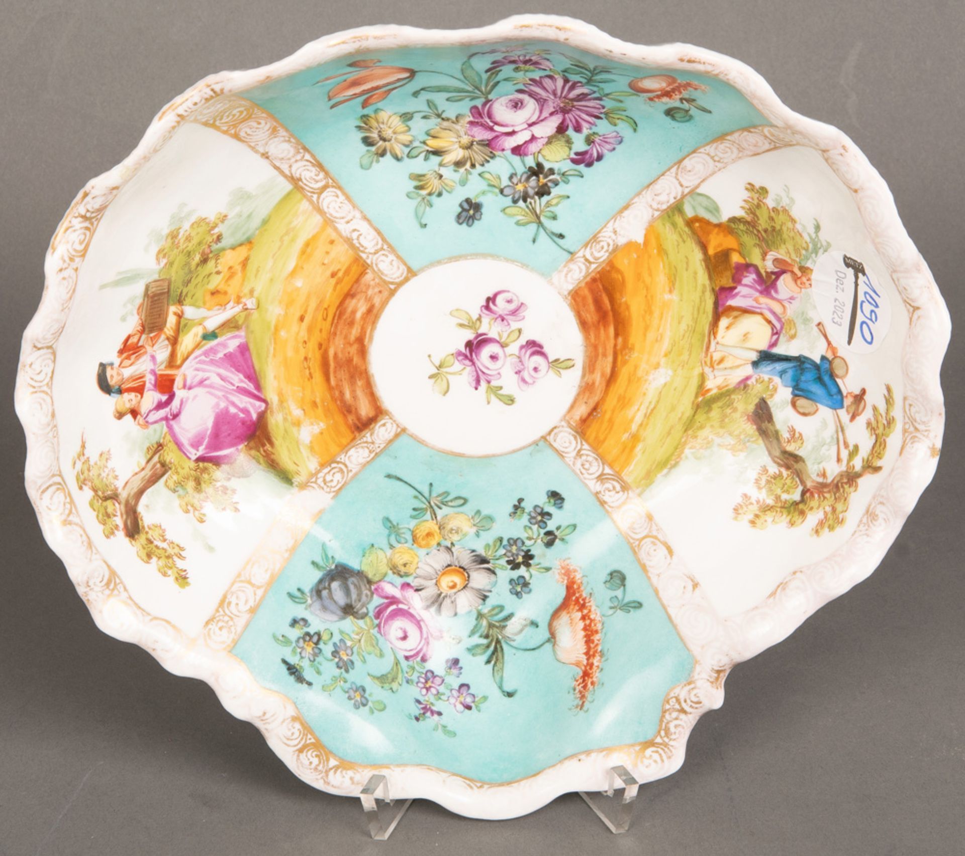 Muschelschale. Meissen 19. Jh. Porzellan, bunt bemalt mit Watteauszenerie und Blumenbouquets.