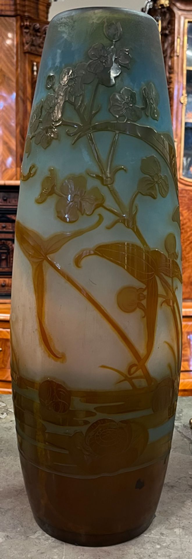 Jugendstil-Vase. Nancy, Émile Gallé um 1900. Farbloses Glas, farbig überfangen, geschnitten mit - Image 6 of 9