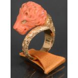 Ring. 18 ct Gold, besetzt mit Koralle, geschnitzt als Löwenkopf, ca. 14 g. (Ringgröße 51)