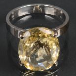 Ring. 18 ct Gold, besetzt mit gelbfarbigem Saphir, ca. 7 g. (Ringgröße 57)