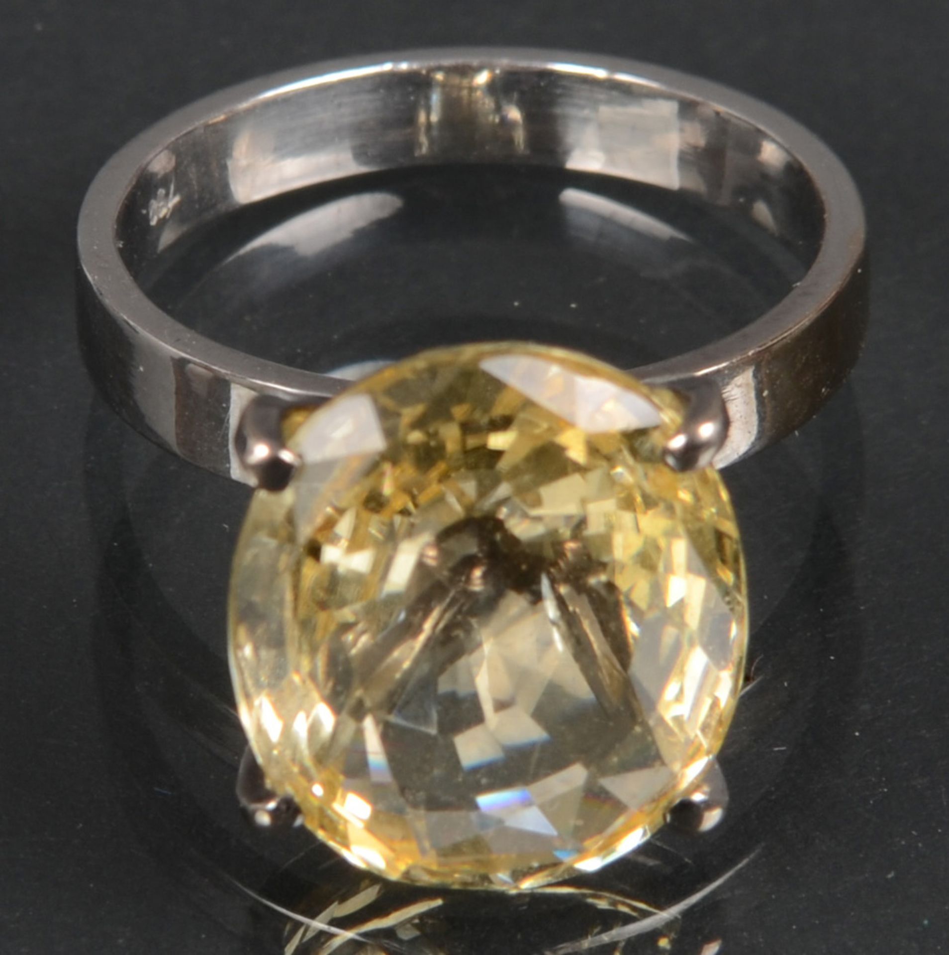 Ring. 18 ct Gold, besetzt mit gelbfarbigem Saphir, ca. 7 g. (Ringgröße 57)