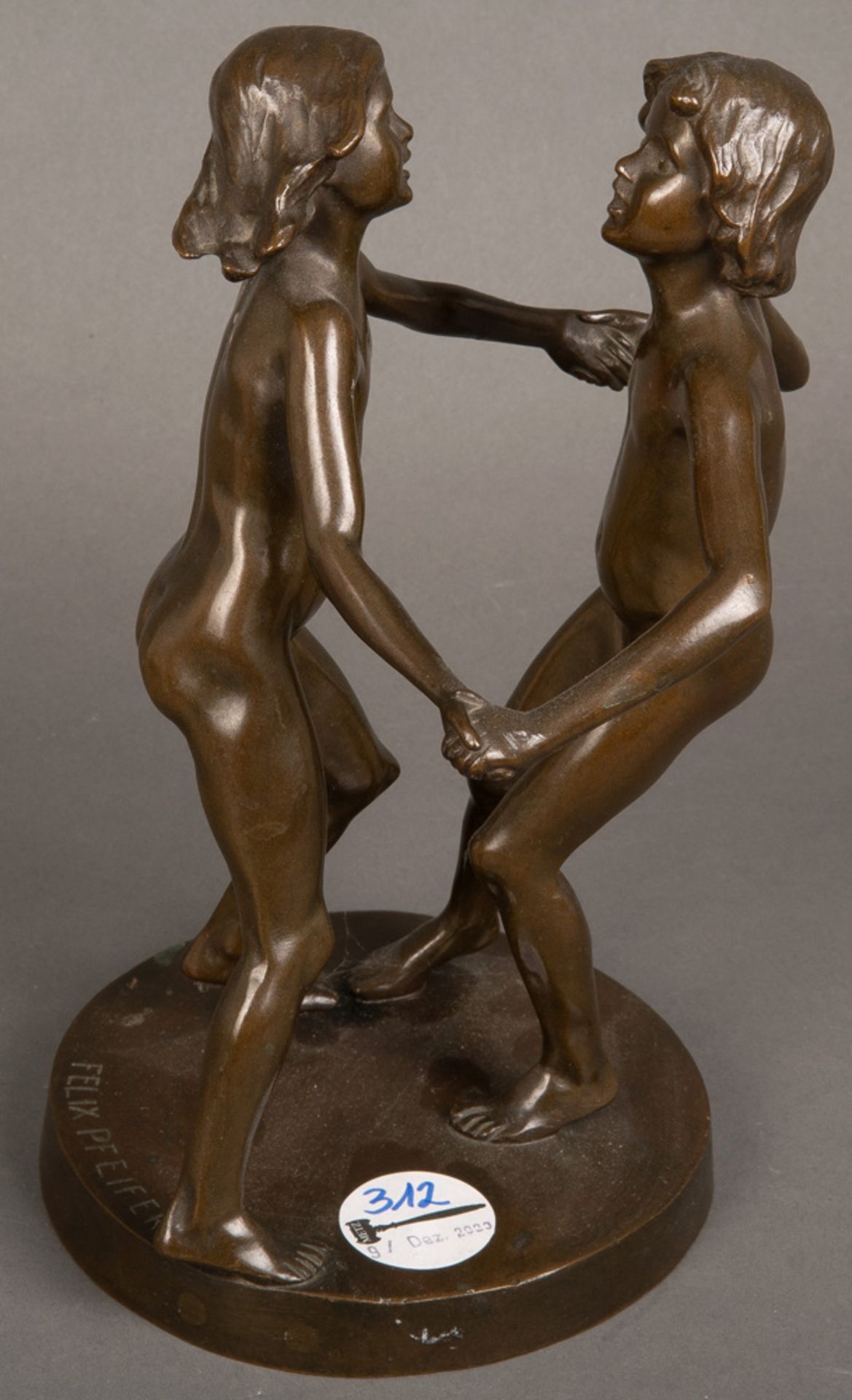 Felix Georg Pfeifer (1872-1945). Zwei Kinder, einen Reigen tanzend. Bronze, auf dem Sockel sign.,