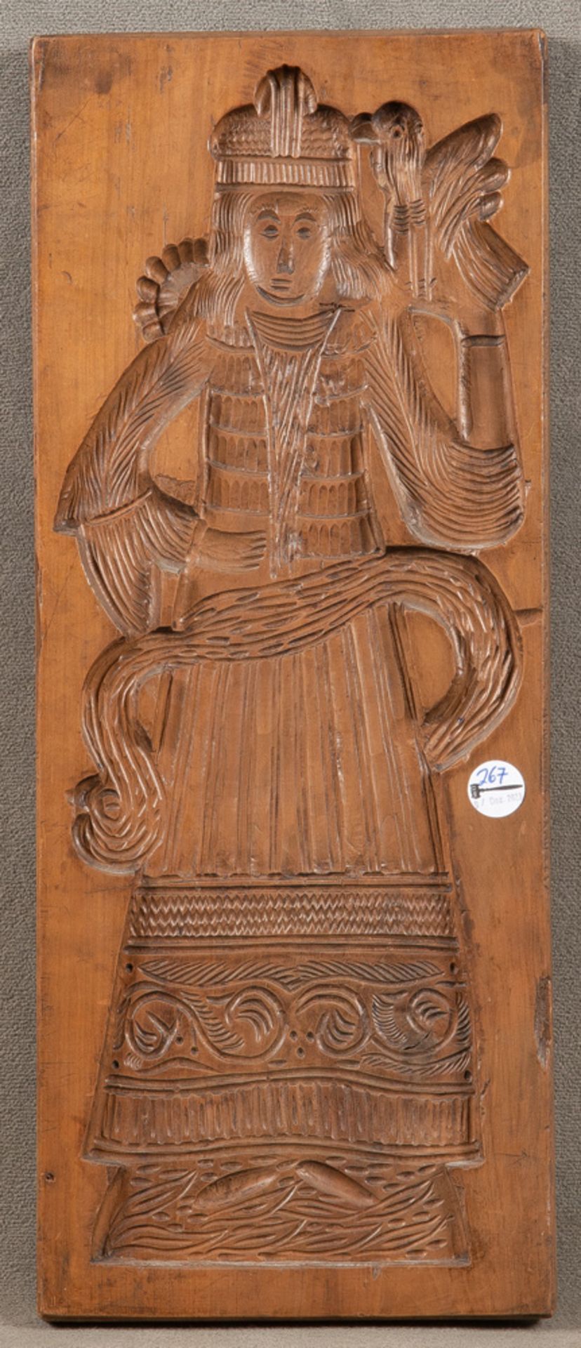 Großes Holzmodel. Deutsch 19. Jh. Massivholz, geschnitzt mit Frau in Tracht, 70,5 x 28 cm. **