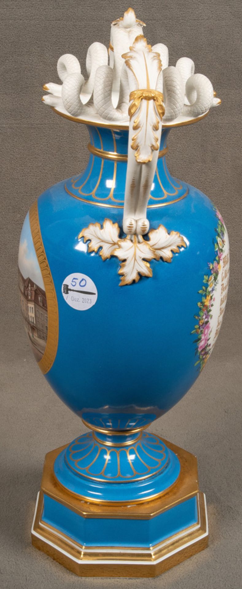 Urbino-Vase auf Sockel. Berlin 19. Jh. Porzellan, mit türkisblauem Fond, Goldrändern und - Bild 3 aus 5