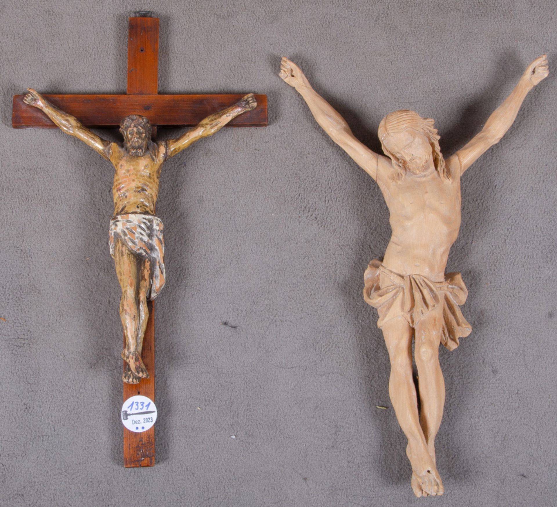 Bildschnitzer des 20. Jhs. Kruzifix und Kruzifixus. Massivholz, geschnitzt, eines farbig gefasst,