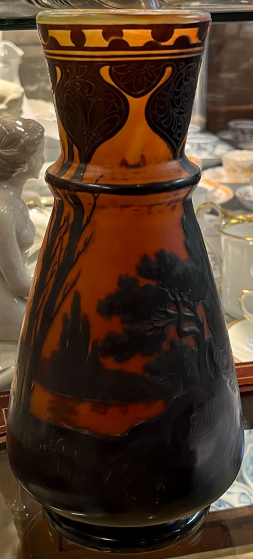 Jugendstil-Vase. Nancy, Émile Gallé um 1900. Farbloses Glas, farbig überfangen, geschnitten mit - Image 5 of 8