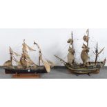 Zwei Modell-Segelschiffe „Dreimaster“. Wohl England 19./20. Jh. Massivholz, farbig gefasst, mit