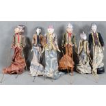 Sechs Marionetten. Asien. Holzkorpus, mit prächtigen Kostümen, H=45 bis 55 cm. (best.) **