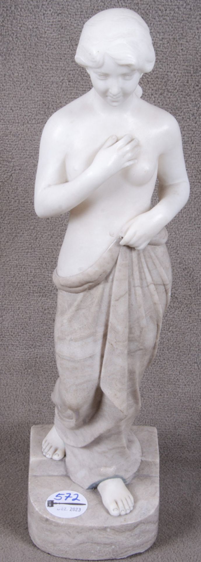 Rudolf Schmotz-Metzner (1884-1965). „Nach dem Bade“. Alabaster und grau-brauner Marmor, verso am