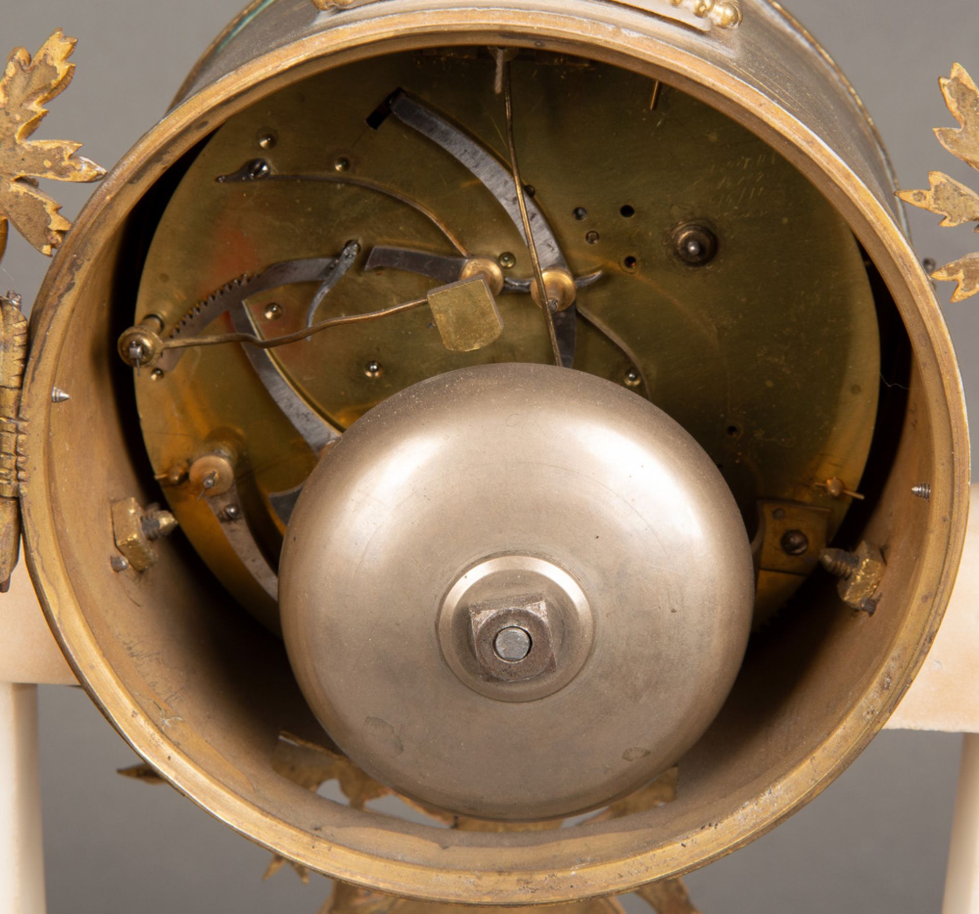 Portaluhr. Paris, Louis Courvoisier (1758-1832). Marmorgehäuse mit reichen Bronzeapplikationen; - Bild 3 aus 3