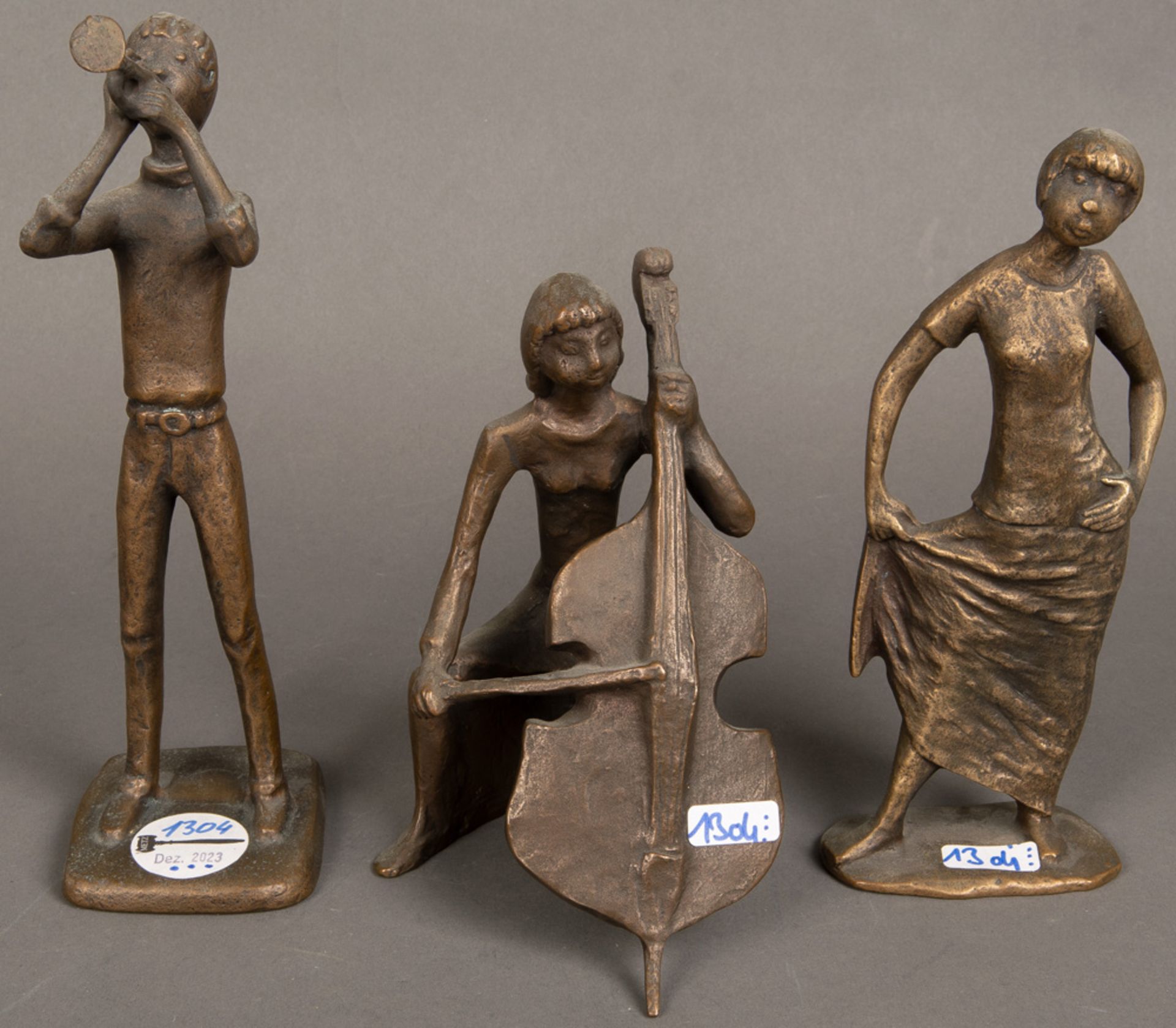Bildhauer des 20. Jhs. Cellistin, Trompeter und Tänzerin. Bronze, H=17 bis 24 cm.