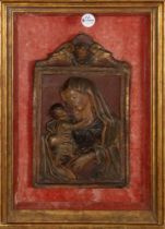 Süddeutscher Meister des 18. Jhs. Halbrelief der Madonna mit Kind. Massivholz, geschnitzt und farbig