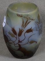 Jugendstil-Vase. Nancy, Émile Gallé um 1900. Farbloses Glas, farbig überfangen, geschnitten mit