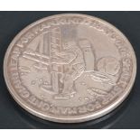 Silbermünze anlässlich der ersten Mondlandung durch Apollo 11 im Jahre 1969, auf einer Seite