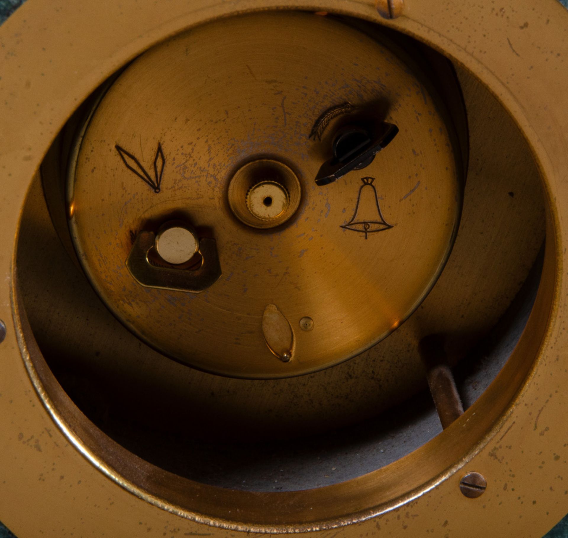 Wecker. Paris, „Hour Lavigne“ 20. Jh. Marmorgehäuse, mit Bronzeapplikationen, H=25 cm, B=14 cm, T= - Image 2 of 3