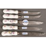 Paar Messer und drei weitere Messer. Meissen / Frankenthal um 1765-70. Porzellan, bunt floral