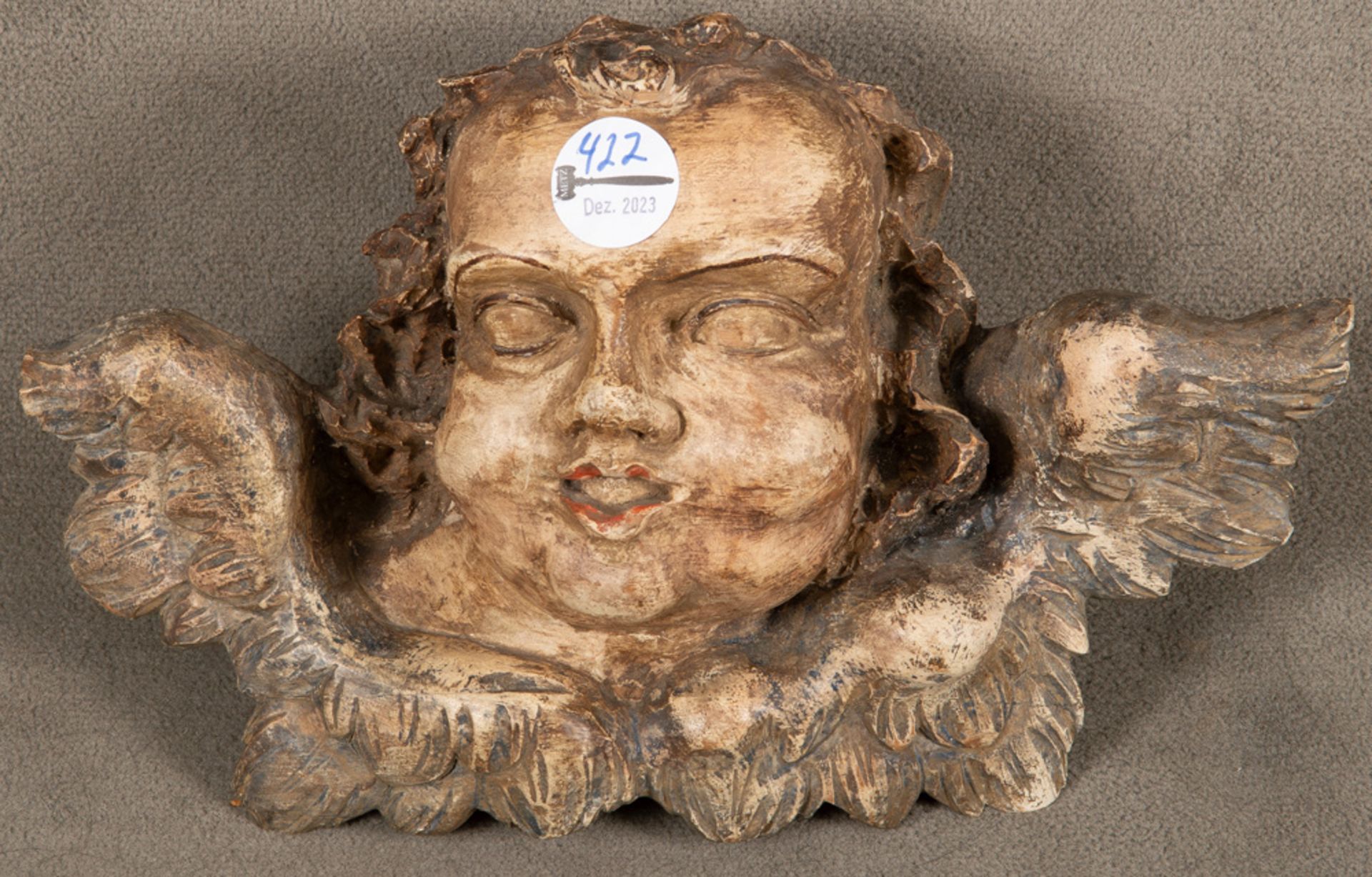 Cherub. Deutsch 18. Jh. Massivholz, geschnitzt, auf Kreidegrund Reste alter Fassung, H=21 cm, B=32