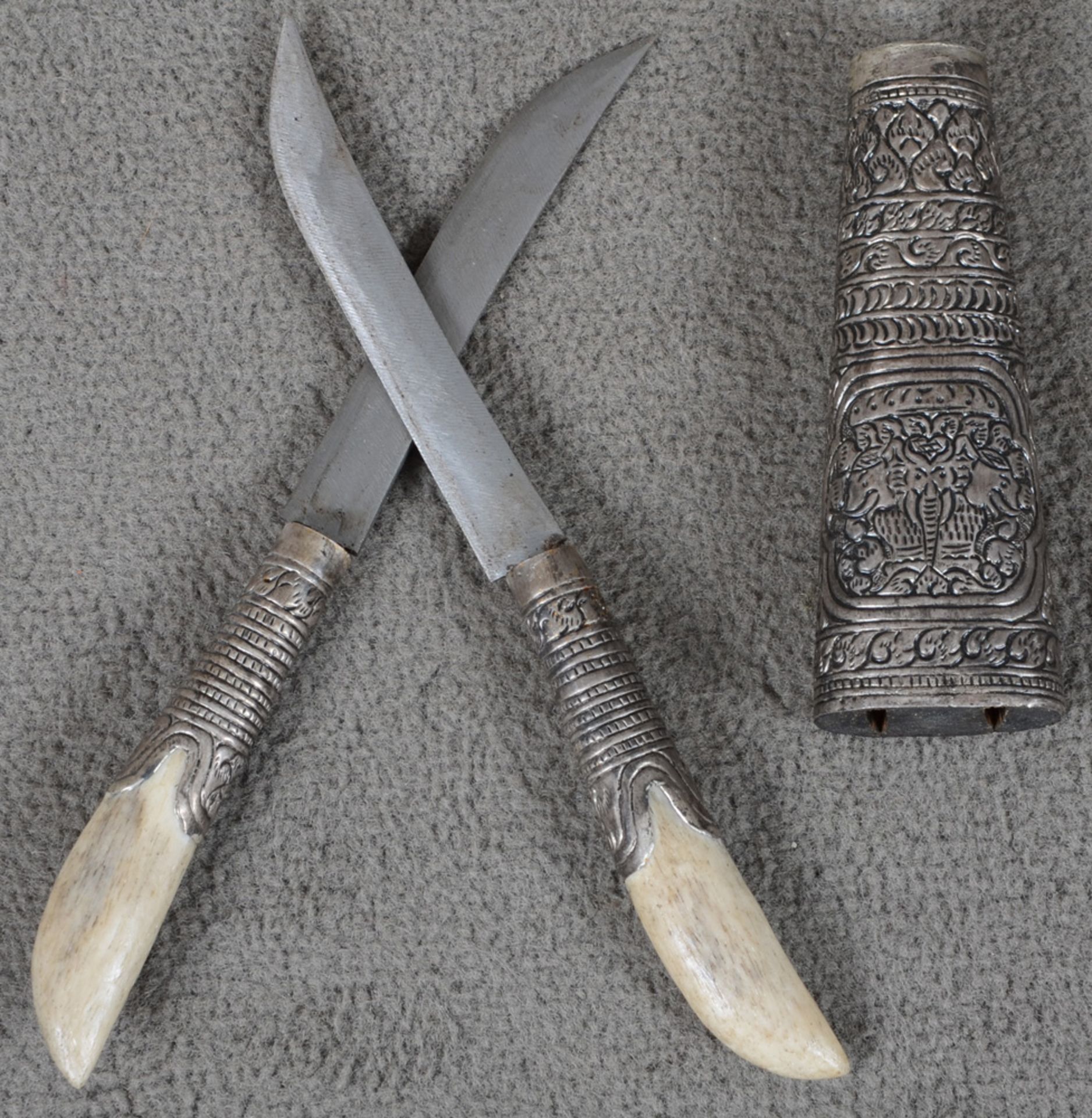 Paar kleine Jagdmesser. Südeuropa 19. Jh. Mit Silber-Scheide und -Griffhalterung, ornamental